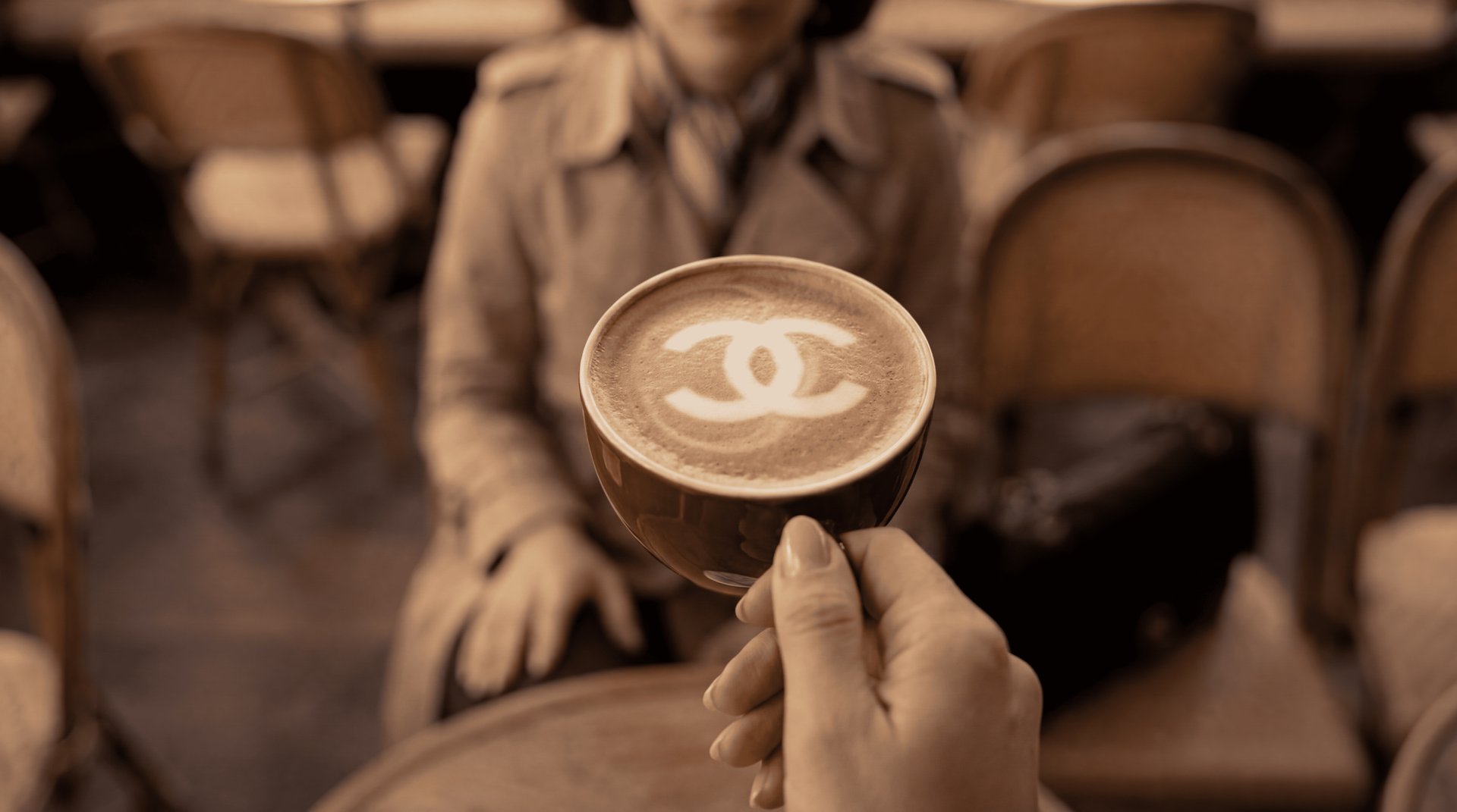 La chaîne iconique - Entrelacs de cuir et métal doré