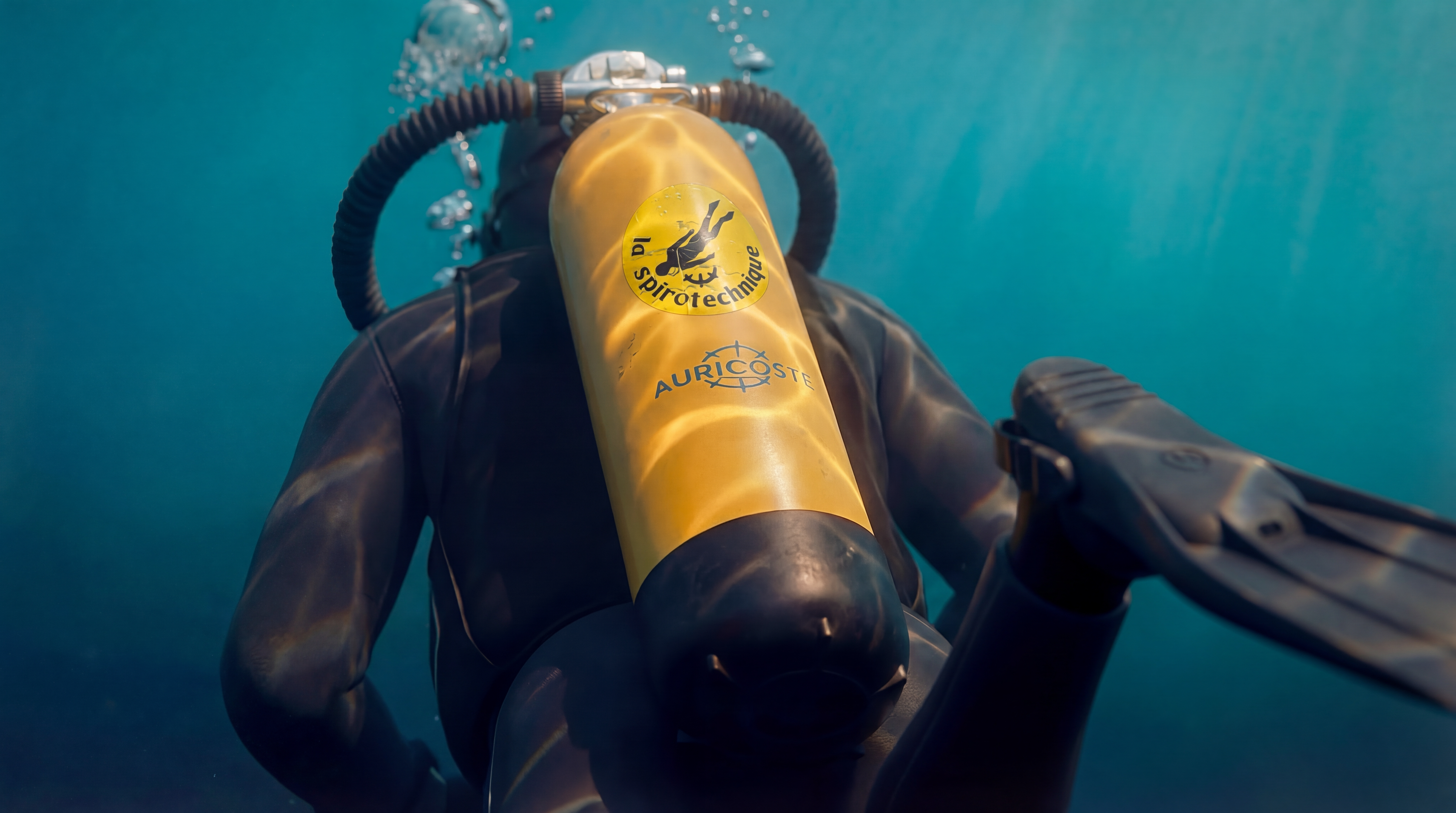 Plongeur en action équipé de la bouteille de plongée Spirotechnique