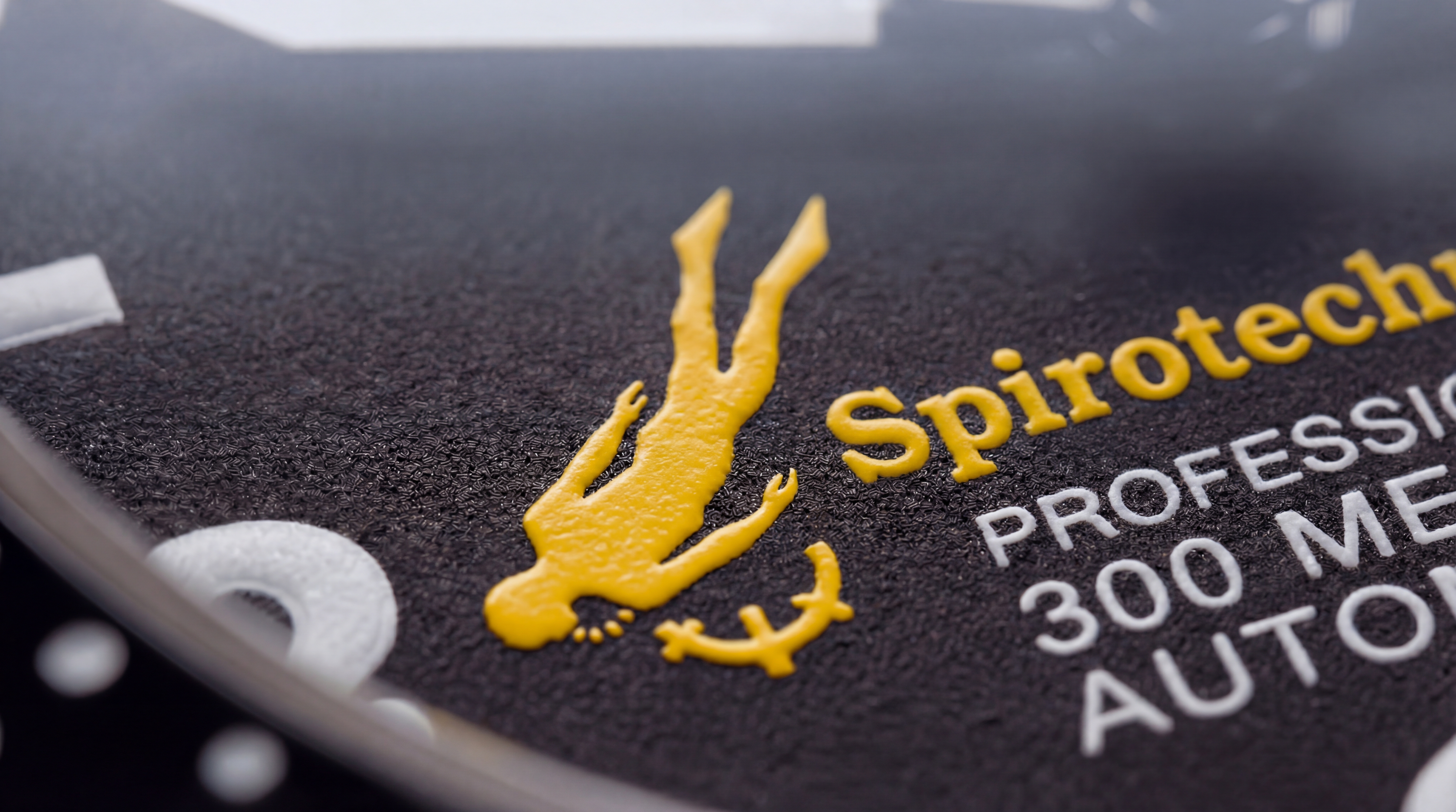 Macro zoom sur le logo Spirotechnique sur le cadran de la montre